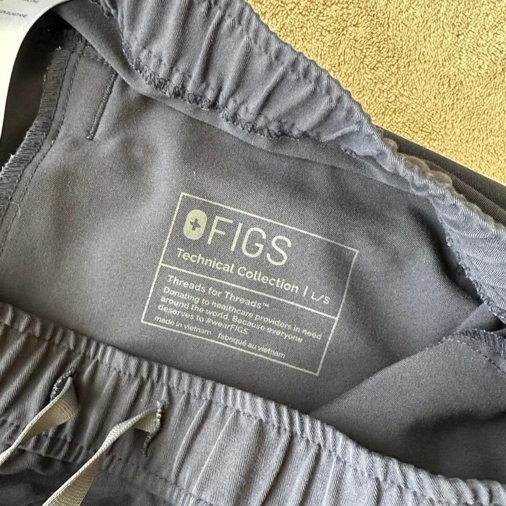 Men's FIGS Tansen Slim Short Jogger Scrub Pants in Quiet Navy, size L